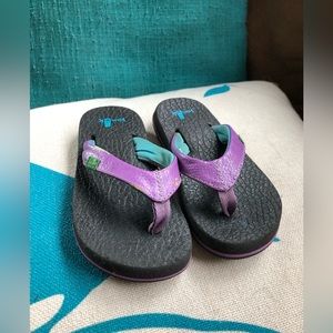 Girl’s Sanuk purple flip flops size 8